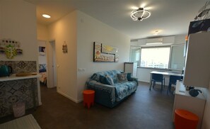 Lejlighed - 2 soveværelser - balkon - byudsigt | Stue