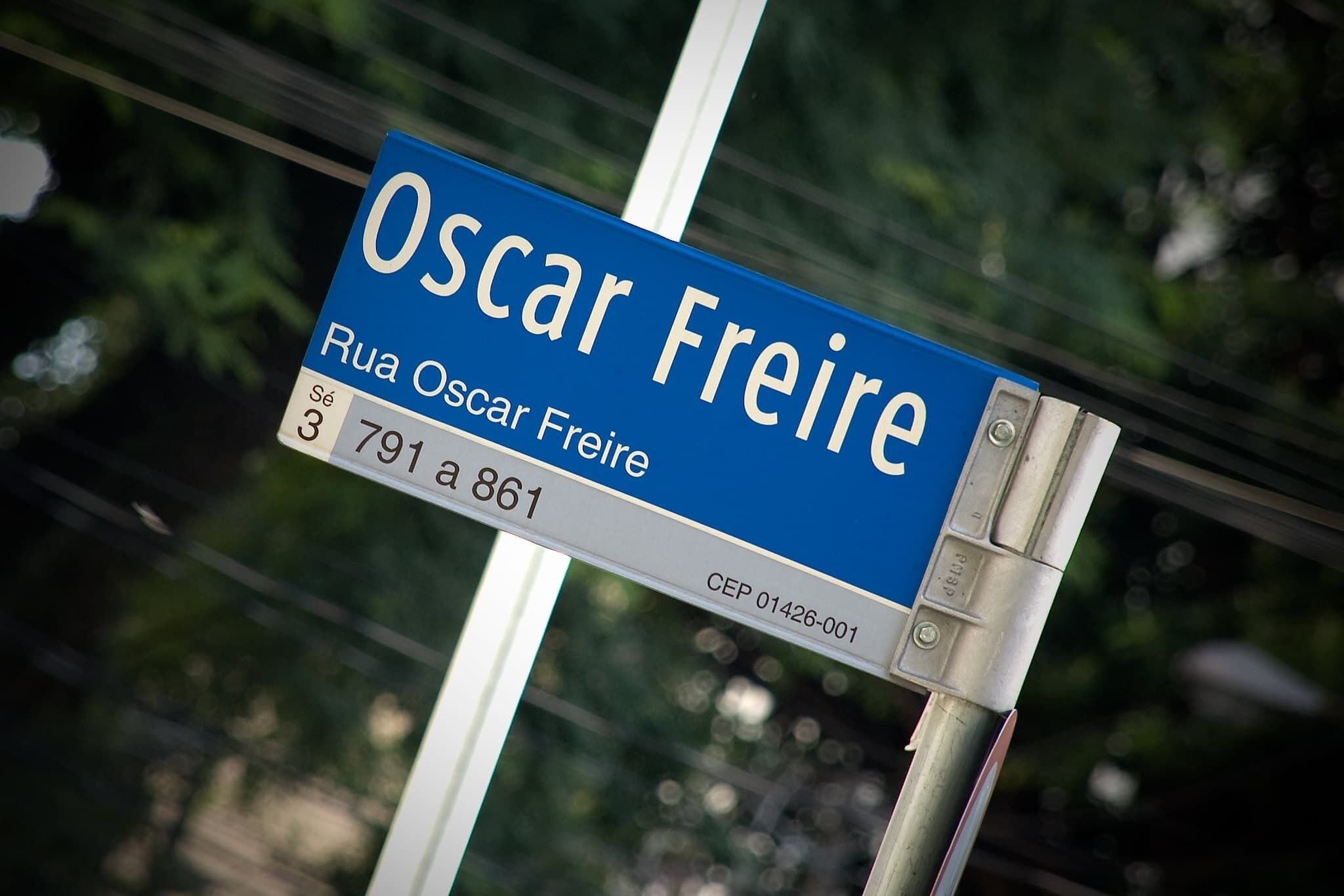 Un panneau de signalisation indiquant la « Rua Oscar Freire », avec le code postal « CEP 01426-001 » et la fourchette d’adresses « du 3 791 au 861 ».