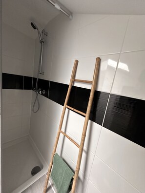 Douche, sèche-cheveux, serviettes fournies, savon