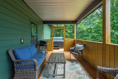 Dreamcatcher Cabin~Hot Tub, Mtn Views & Fire Pit!