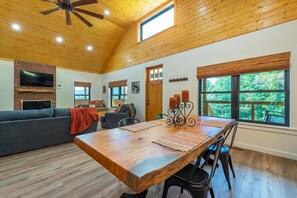 Smart TV, fireplace, books - Dreamcatcher Cabin~Hot Tub, Mtn Views, Fire Pit & Pet Friendly. (Burnsville)