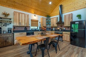 Fridge, microwave, oven, stovetop - Dreamcatcher Cabin~Hot Tub, Mtn Views, Fire Pit & Pet Friendly. (Burnsville)