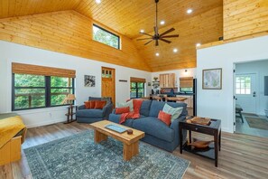 Smart TV, fireplace, books - Dreamcatcher Cabin~Hot Tub, Mtn Views, Fire Pit & Pet Friendly. (Burnsville)