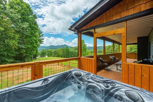 Dreamcatcher Cabin~Hot Tub, Mtn Views, Fire Pit & Pet Friendly.