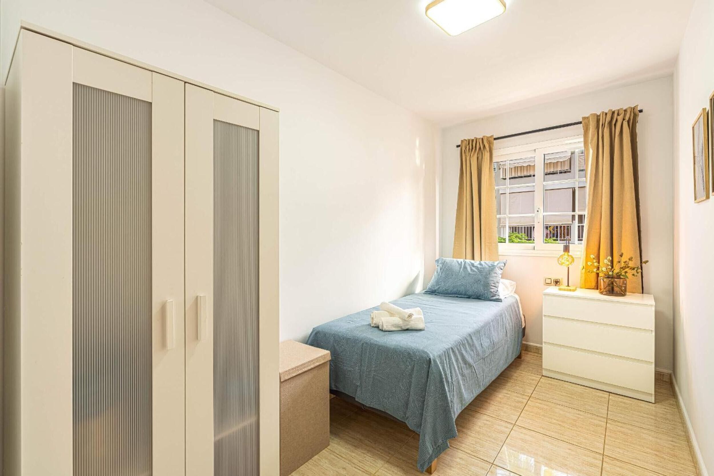 2 habitaciones, tabla de planchar con plancha, wifi y ropa de cama 