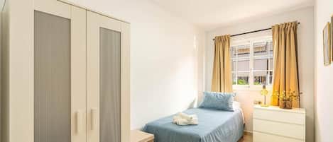 2 bedrooms, iron/ironing board, WiFi, bed sheets