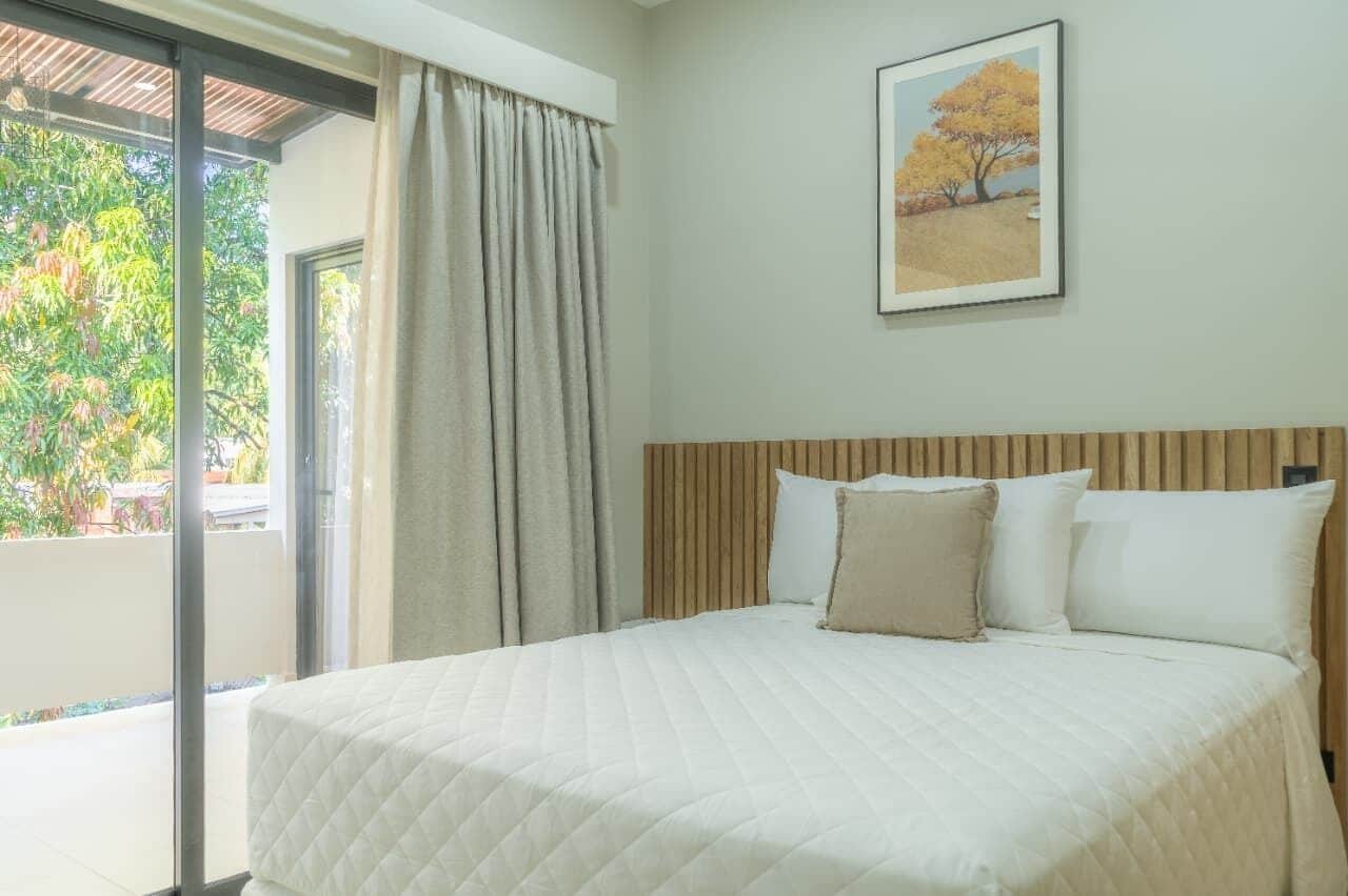 4 多间卧室、熨斗/熨衣板、上网接入、床单