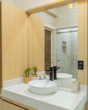 Shower, hair dryer, towels, soap - Miradora House. 5 minutes from El Tunco Beach, El Salvador. Family home. (La Libertad)