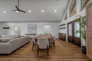 Dining - Sleeps 30 | 2 Pools | Pickleball Court | 2 Homes (Williamstown)