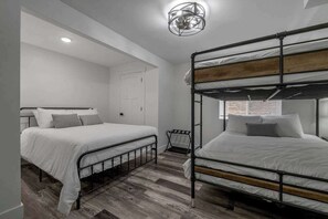10 bedrooms, iron/ironing board, WiFi, bed sheets - Sleeps 30 | 2 Pools | Pickleball Court | 2 Homes (Williamstown)