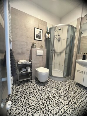 Een douche, een haardroger, handdoeken, zeep