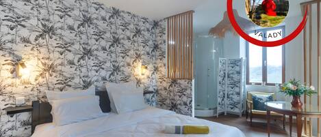 Planxa i posts de planxar, wifi i roba de llit