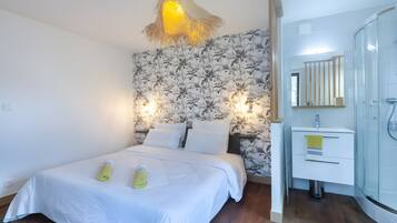 Iron/ironing board, WiFi, bed sheets