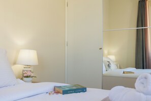 Tabla de planchar con plancha, wifi y ropa de cama