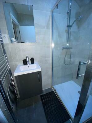 Shower, hair dryer, towels, soap - Modern cosy 2bedroom Flat in London (Wallington)