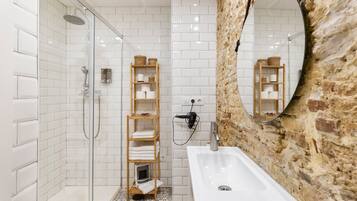 Regadera, secadora de cabello, toallas