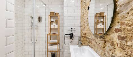 Shower, hair dryer, towels