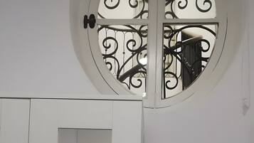 Tabla de planchar con plancha, wifi y ropa de cama