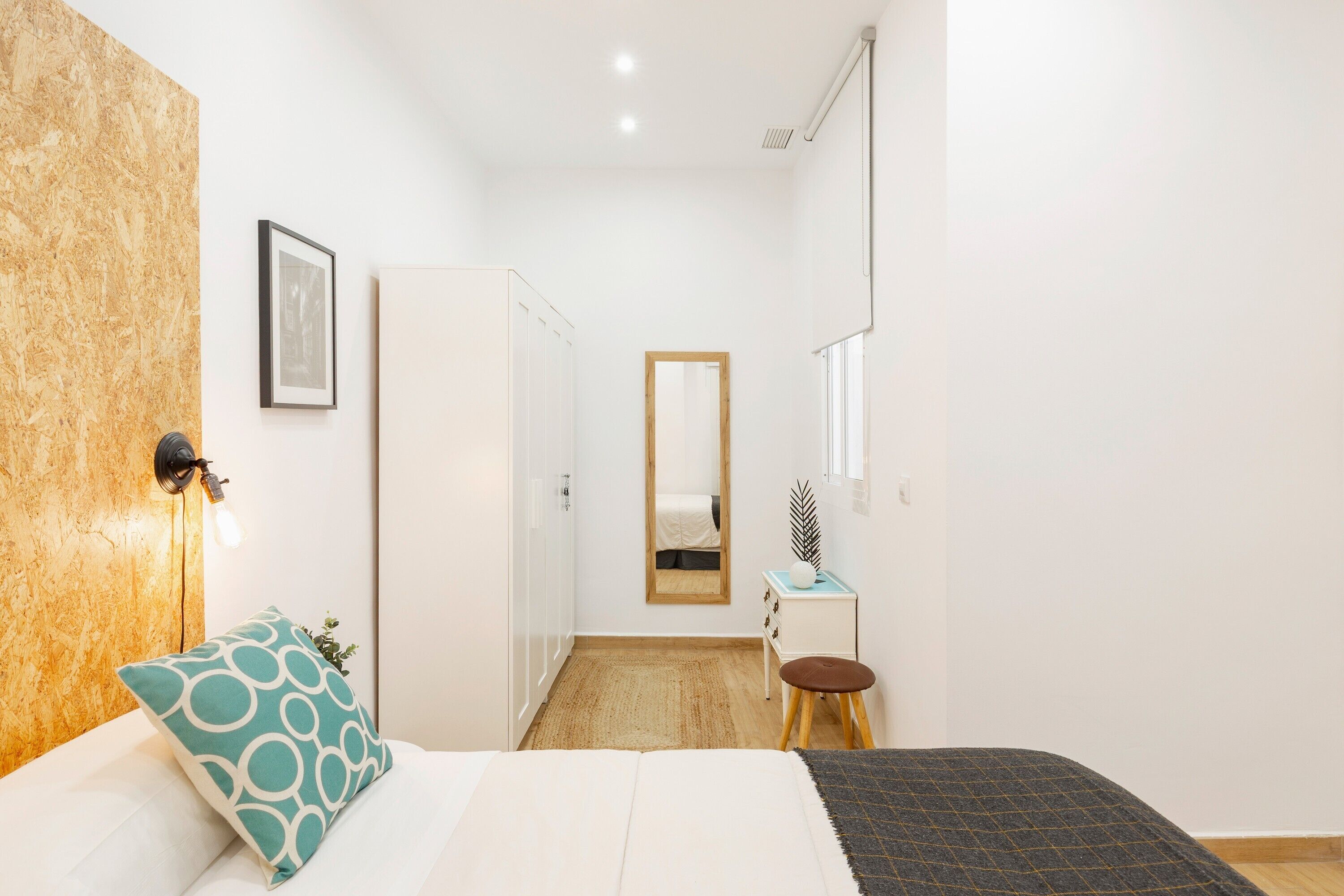 Tabla de planchar con plancha, wifi y ropa de cama 