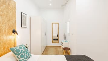 Tabla de planchar con plancha, wifi y ropa de cama