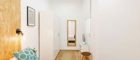 Tabla de planchar con plancha, wifi y ropa de cama