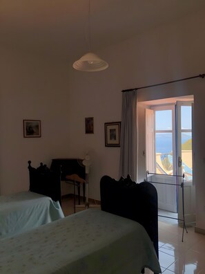 2 bedrooms, iron/ironing board, WiFi, bed sheets - Casa Santo Stefano – Panoramic Villa with Sea and Mountain Views (Santo Stefano)