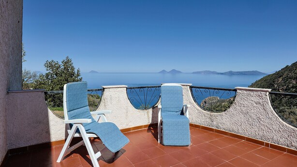 A balcony with two lounge chairs and a view of the sea. - Casa Santo Stefano – Panoramic Villa with Sea Views, Pet-Friendly, 6 km from the Beach (Santo Stefano)