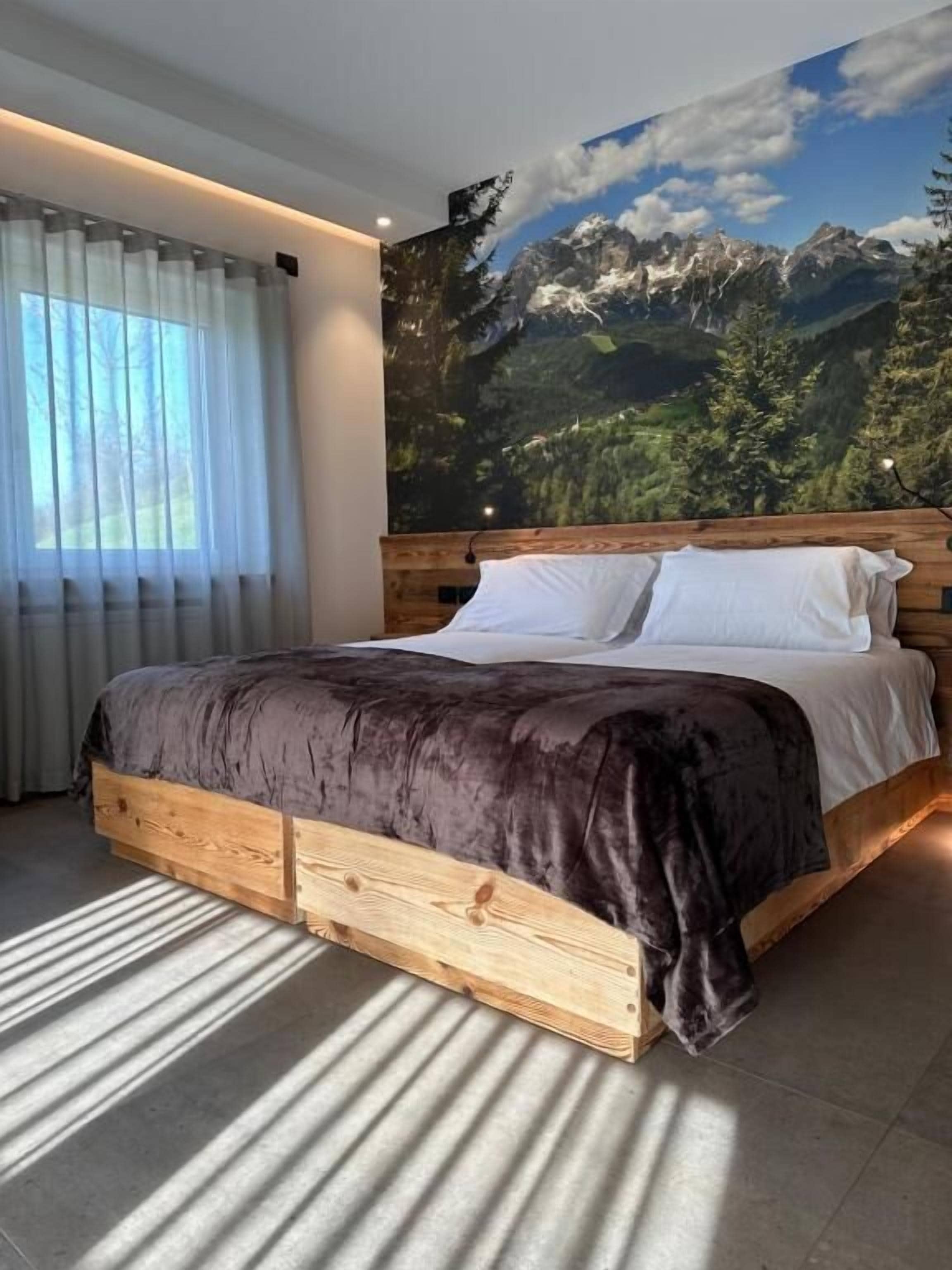 Deluxe-værelse til 3 personer - terrasse - udsigt til have | Pengeskab på værelset, lydisolering, gratis Wi-Fi, adgang for kørestole