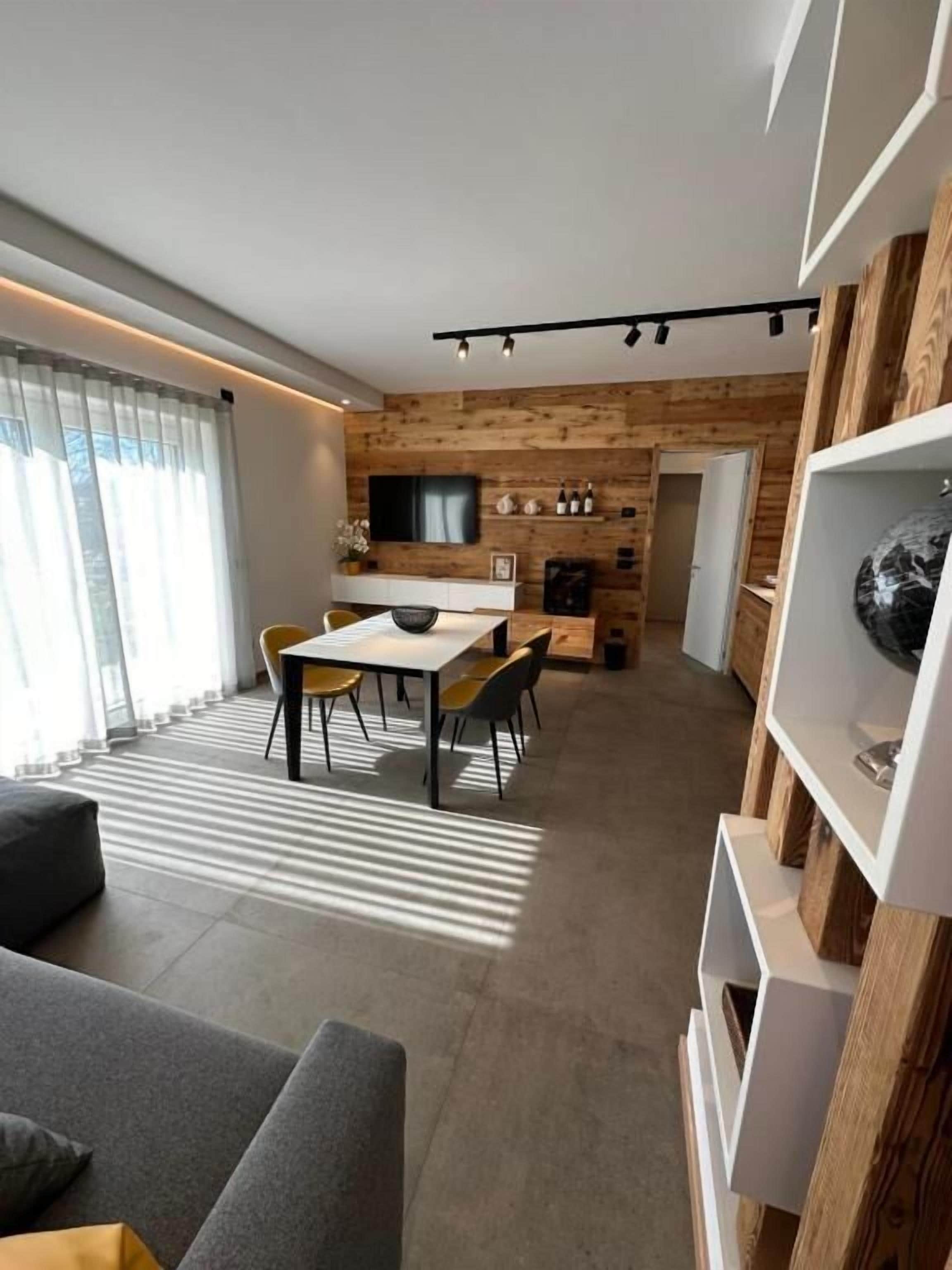 Habitación cuádruple Deluxe, accesible en silla de ruedas, vistas a la montaña | Interior