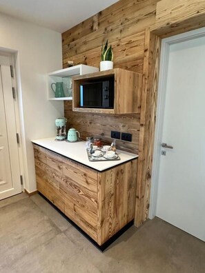 Deluxe Triple Room, Patio, Garden View | Interior