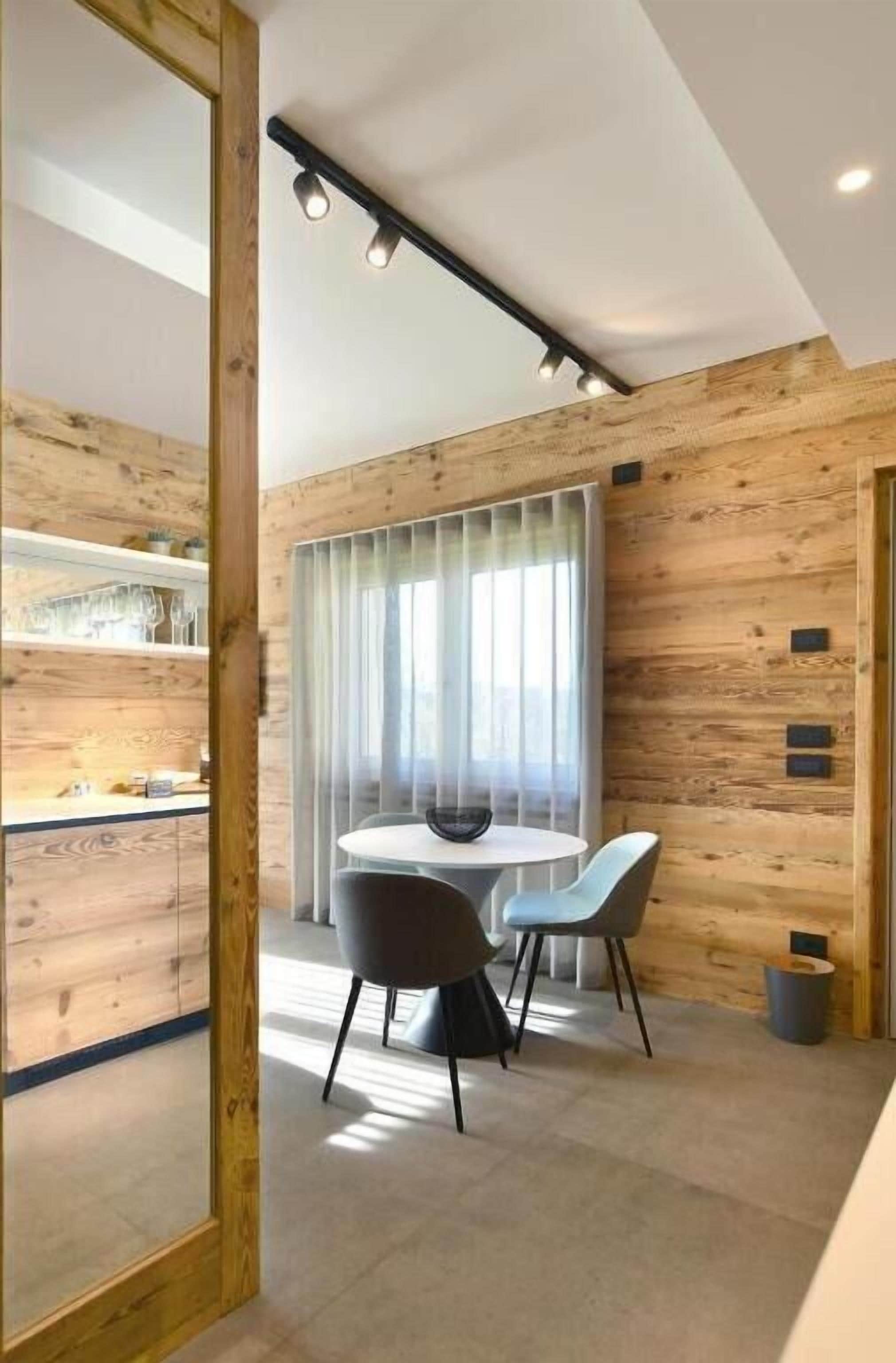 Comfort-Dreibettzimmer, Bergblick | Speisen