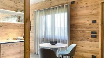 Comfort-Dreibettzimmer, Bergblick | Speisen