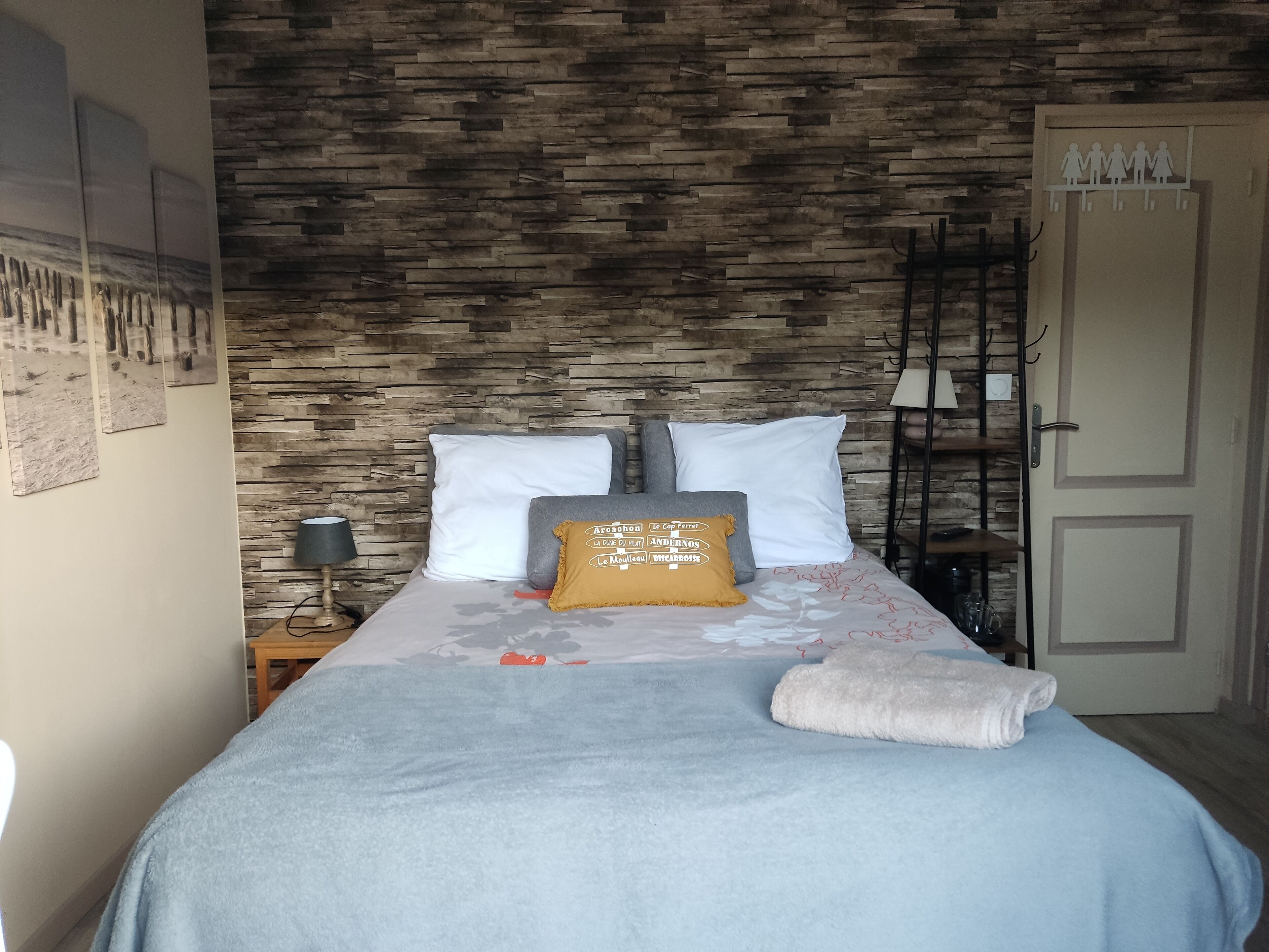 Fer et planche à repasser, accès Internet, draps fournis