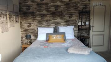 Fer et planche Ă repasser, accĂšs Internet, draps fournis