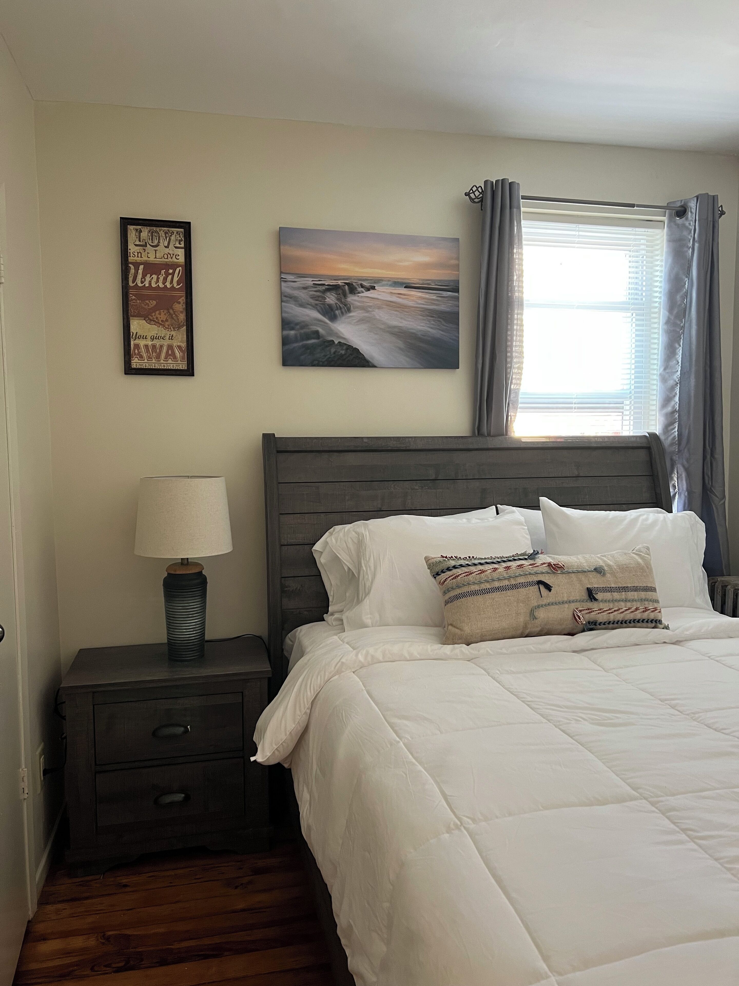 Een strijkplank/strijkijzer, wifi, beddengoed