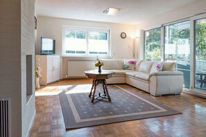 Deluxe Apartment, Mountain View | Living area | Flat-screen TV - Gardenia-Altach (Altach)