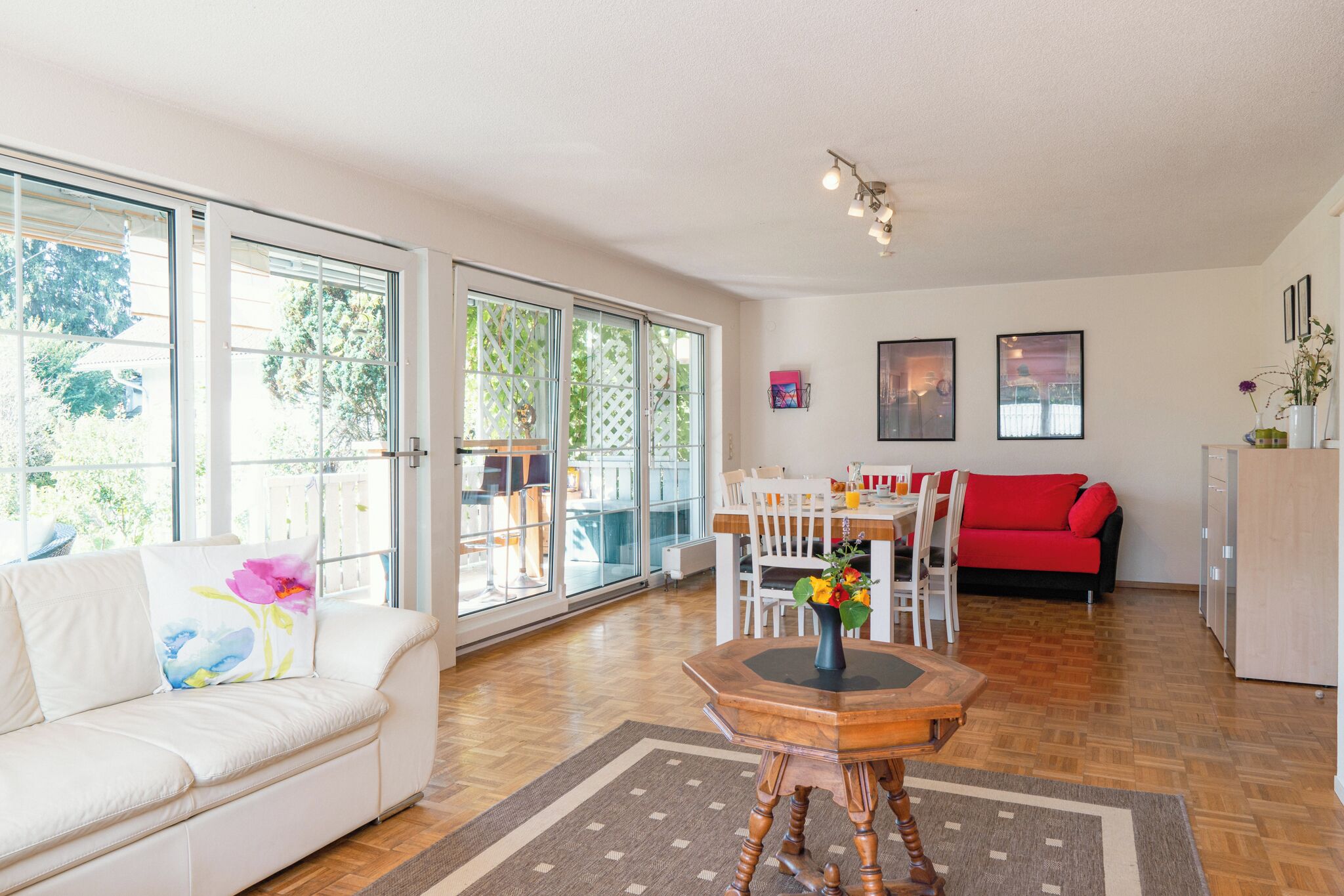 Deluxe-Apartment, Bergblick | Wohnbereich | Flachbildfernseher