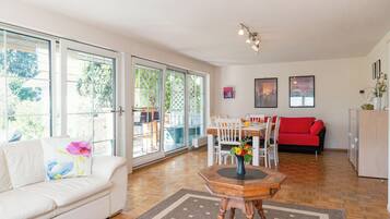 Deluxe-Apartment, Bergblick | Wohnbereich | Flachbildfernseher