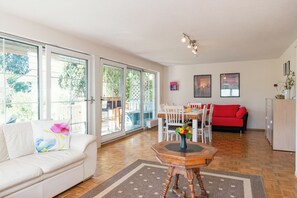 Deluxe Apartment, Mountain View | Living area | Flat-screen TV - Gardenia-Altach (Altach)