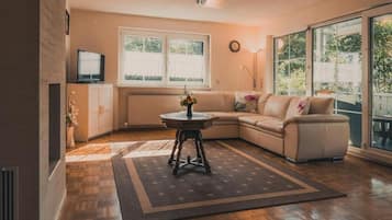 Deluxe-Apartment, Bergblick | Wohnbereich