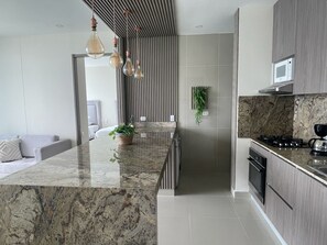 Apartment | Private kitchen | Fridge, microwave, oven, cookware/dishes/utensils - Edificio Morros City - Bocagrande (Cartagena)