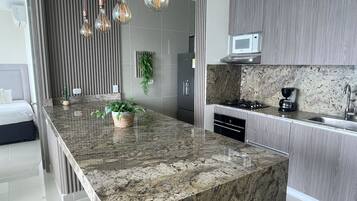 Apartamento | Cocina privada | Frigorífico, microondas, horno y utensilios de cocina
