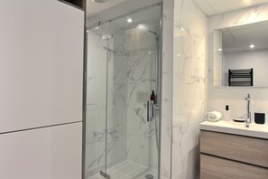 Shower, hair dryer, towels, soap - 1 bedroom with A/C in a new building close to the Eiffel Tower (Paris)