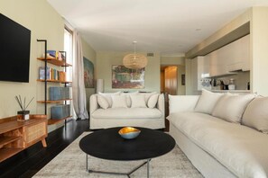 A modern living room with a sofa, a coffee table, and a bookshelf. - Large three-room apartment ISLAND - Mirable PM (Milano)