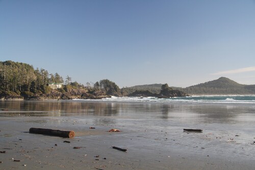 La Vie en Rose - A fabulous ground-level unit with deck facing Meares Island.