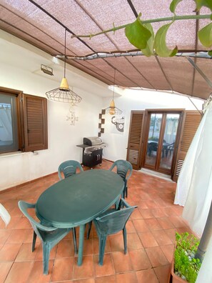 Outdoor dining - Central and very relaxing facility (Alezio)