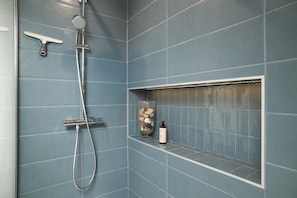 Dusche, Haartrockner, Handtücher