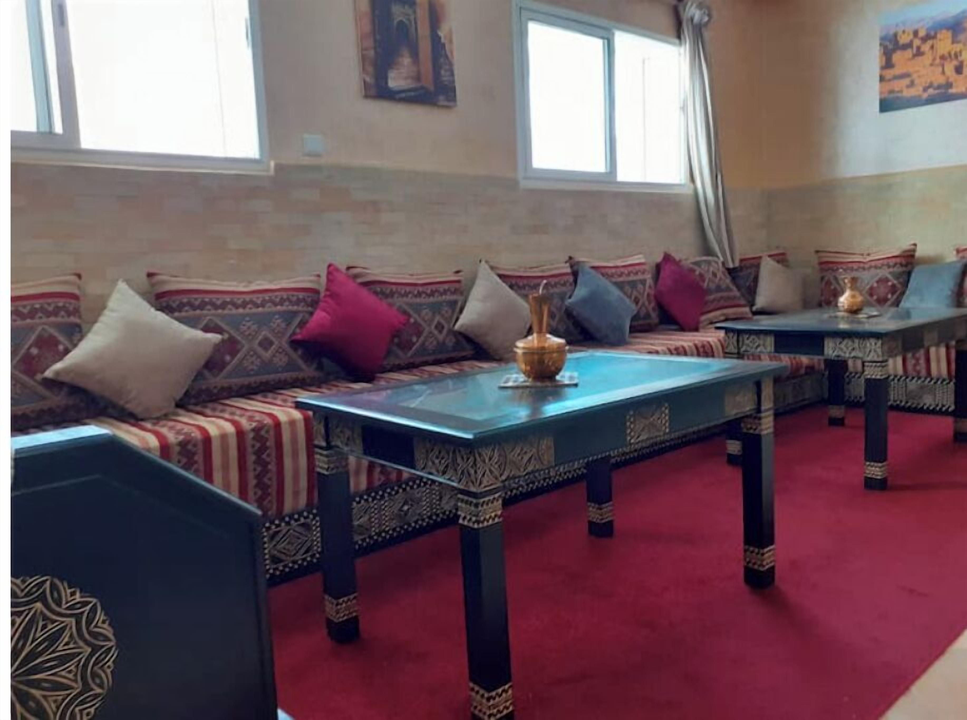 Une pièce comprenant un canapé, une table et un vase.