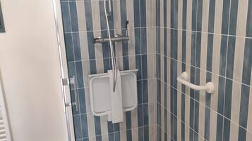 SĂšche-cheveux, serviettes fournies, savon, papier toilette