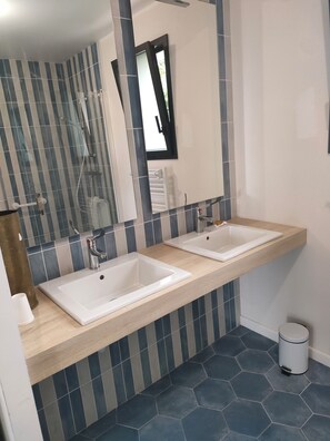 Hair dryer, towels, soap, toilet paper - Ground floor room with unlimited access to outdoor spa (Porcaro)